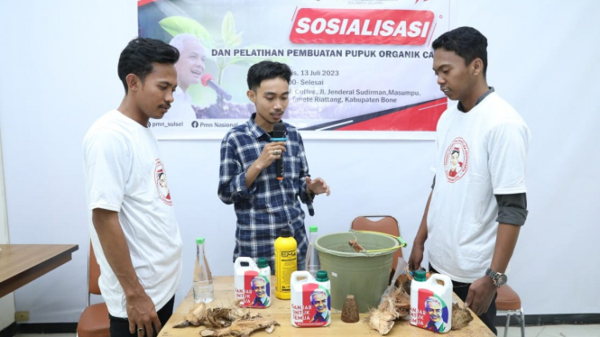 Relawan Ganjar Ajari pemuda cara membuat pupuk organik cair