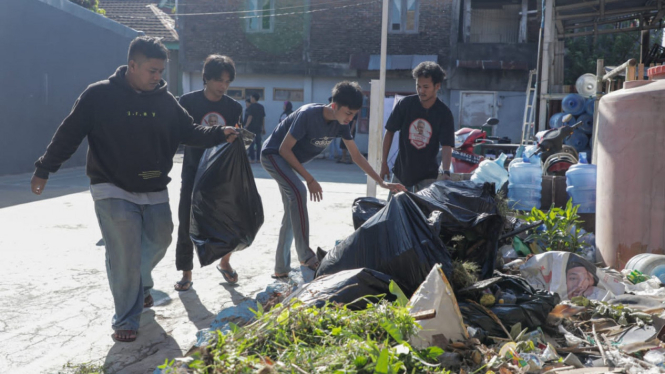 Relawan Ganjar di Makassar bersihkan saluran air dan jalan umum