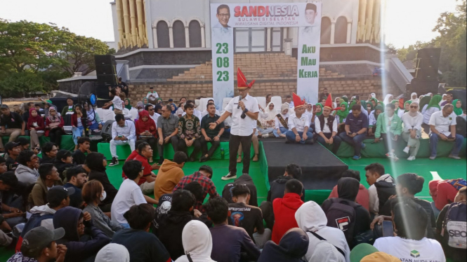 Sandiaga Uno Berbincang Santai Bersama Ratusan Pemuda Makassar