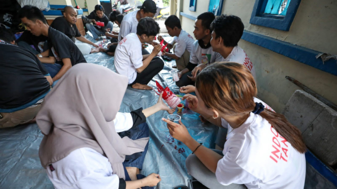 Ganjar Milenial Adakan Pelatihan Pembuatan Pot Bunga di Makassar
