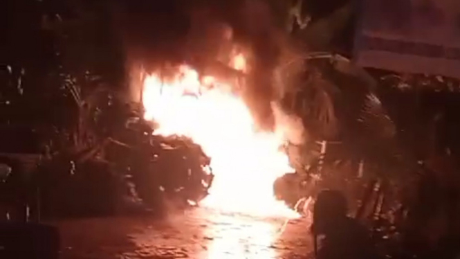 Mobil Traktor Pembajak Sawah Terbakar Didepan Rumah Warga di Gowa