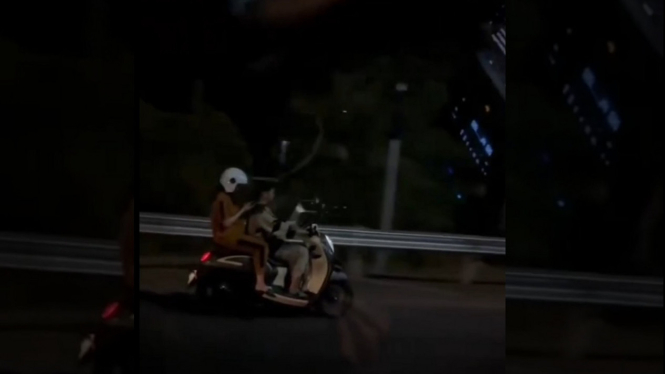 Dua Gadis Pengendara Motor Masuk Tol Makassar