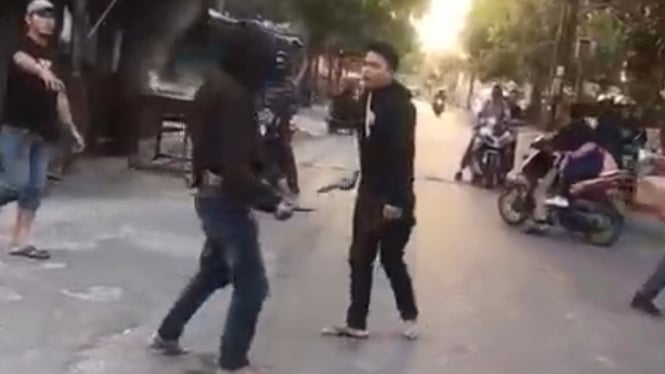 Dua pemuda di Takalar Baku Hantam ditengah jalan sambil Pegang Sajam
