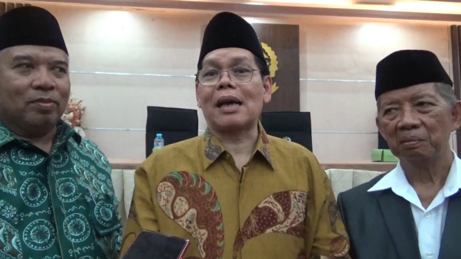 H.Amirsyah Tambunan,Sekretaris Jenderal MUI Pusat.(tengah)