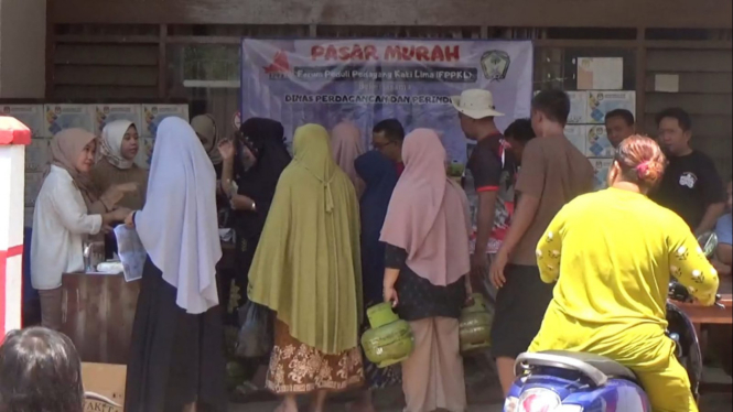 Warga Serbu Pasar Murah Yang Berlansung di Kantor Desa Bontoala