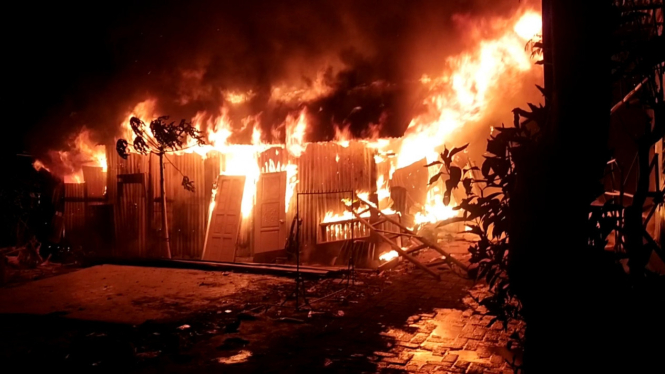 Dua Unit Rumah di Pangkabinanga, Gowa Sulawesi Selatan Terbakar