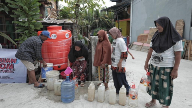 Ganjar Milenial Berikan Bantuan Tandon dan Air Bersih Gratis