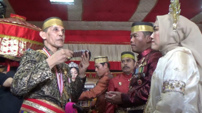 Raja Gowa ke38 Memberikan Gelar Adat Ke Dansat Brimob Polda Sulsel