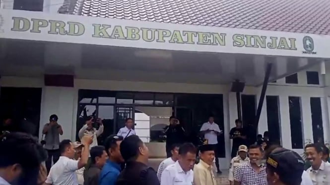 Gedung DPRD Kabupaten Sinjai Dikepung Tenaga Honorer, menggelar aksi protes