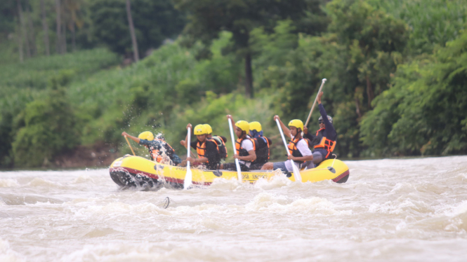 Keseruan peserta Basic Training Arung Jeram di Jeneponto