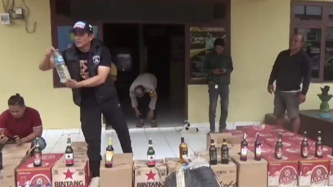 Ratusan botol miras berbagai merek tanpa izin edar disita polisi