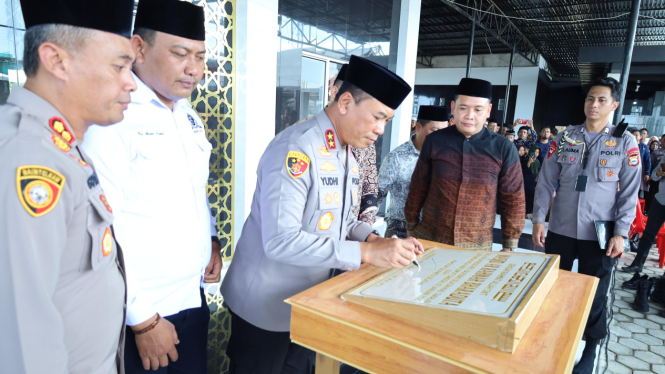 Kapolda Sulsel, Irjen Pol. Yudhiawan Resmikan Masjid di Takalar