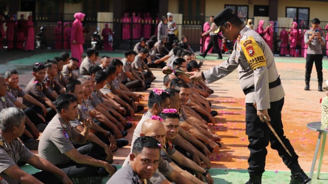 Tradisi Penyiraman Air Kembang oleh Kapolres Gowa