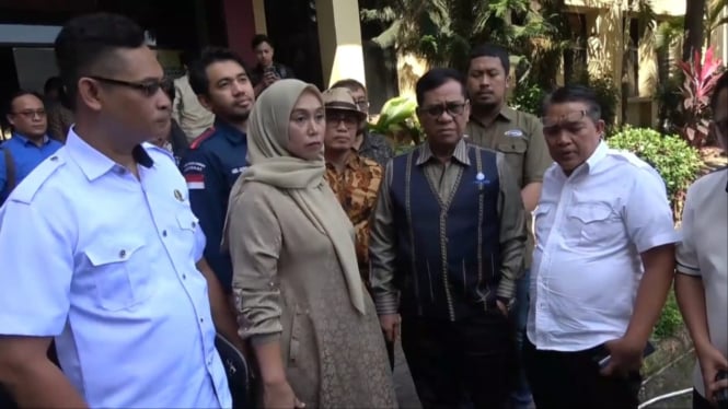 Istri Rudi S Gani Bersama Puluhan Pengacaranya Tiba Polda Sulsel