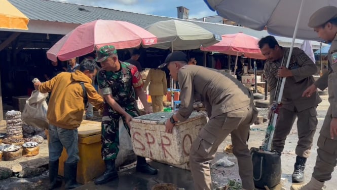 Penertiban ratusan pedagang yang gunakan bahu jalan di pasar pangkep.