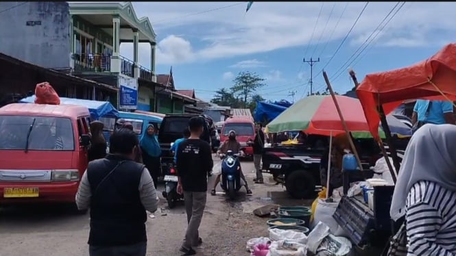 Suasana pasar tradisional Rumbia dikeluhkan pengguna jalan.