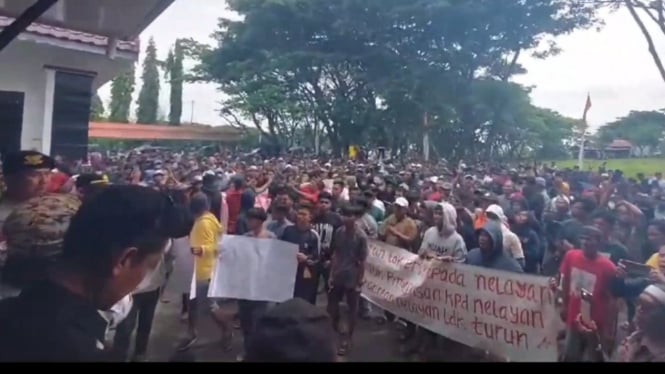 Ratusan Nelayan Menggeruduk Kantor Dprd Sinjai