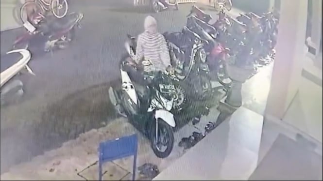 Pencuri Sepeda Motor di Halaman Masjid Terekam Cctv