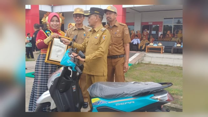 Bidan Sumiarti, diberi motor secara simbolis