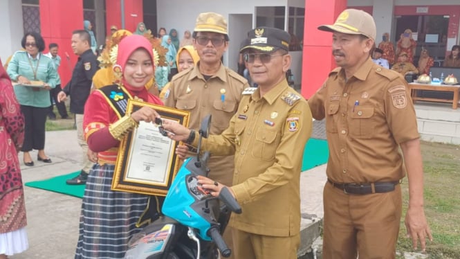 Bidan Sumiarti menerima hadiah satu unit motor