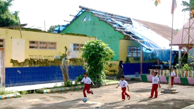 Aktifitas Pelajar SDN 95 Campagaya, Takalar, Sulsel bermain bola.