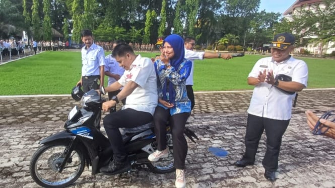 Sumiarti dibonceng Pj Bupati Polman Sulawesi Barat, Muhammad Hamzih