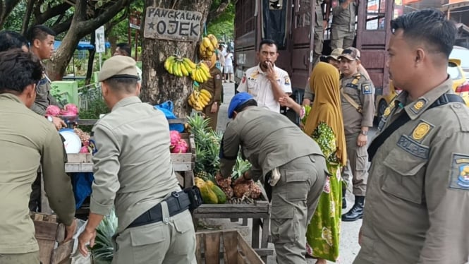 Petugas Satpol-PP Kabupaten Jeneponto Sulsel teritibkan pelapak nakal