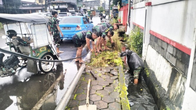 Prajurit Koramil 1409-01 Somba Opu bersih-bersih drainase