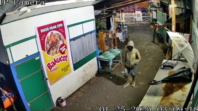 CCTV Dua Pelaku Bobol Kedai Kopi