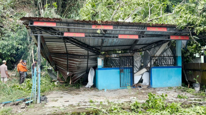 Pustu Sapanang pangkep Ditimpa Pohon Dari gunung