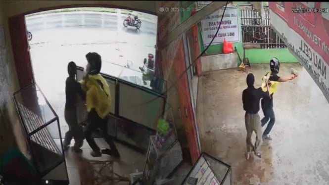 CCTV Aksi Pencurian digagalkan emak-emak