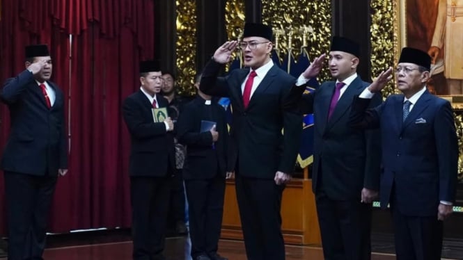 Deddy Corbuzier (kiri) dilantik Stafsus Menhan