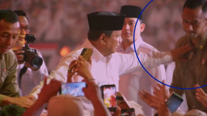 Presiden Prabowo tepis tangan Paspampres yang larang salaman