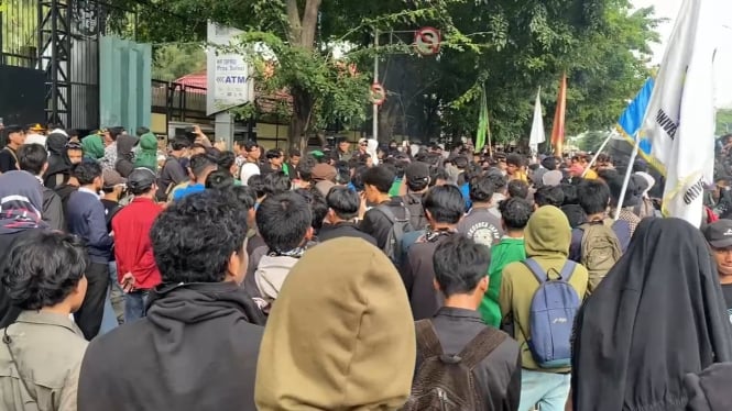 Mahasiswa UNM aksi unjuk rasa berakhir ricuh