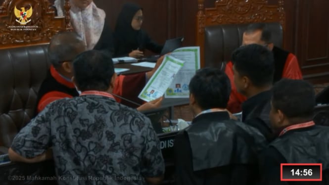 Hakim MK Saldi Isra memperlihatkan ijazah pihak tergugat