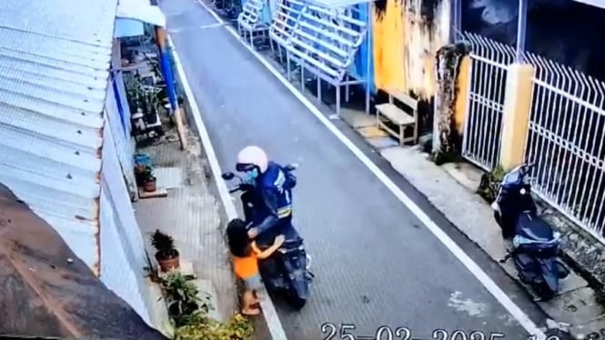 CCTV pelaku rampas anting emas bocah