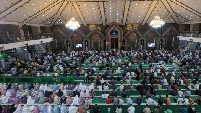 Suasana salat di masjid Al-Markaz Makassar