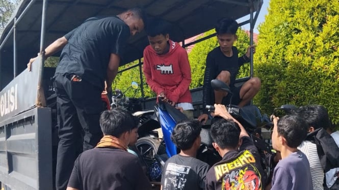 Motor Balap Lair Ditertibkan dan Diangkut ke Mobil Dalmas Polisi