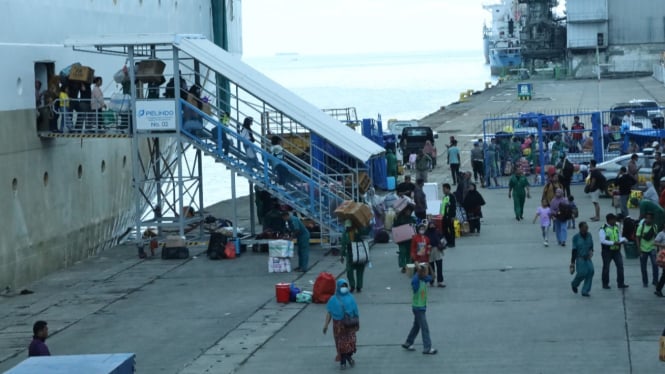 Suasana penumpang kapal di Pelabuhan Makassar