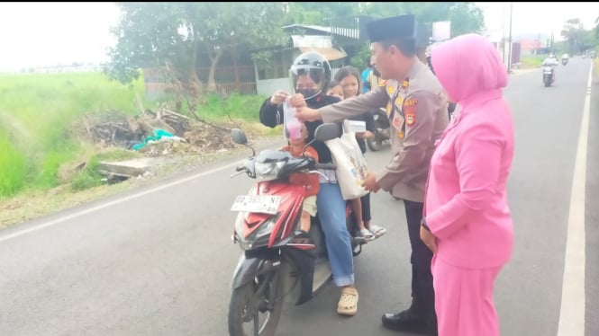 Polsek Barombong dan Bhayangkari berbagi takji