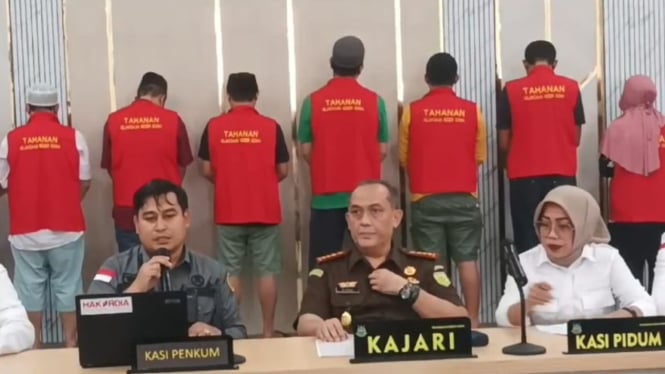 Polres Gowa Serahkan 11 Tersangka Sindikat Uang Palsu ke Kejaksaan