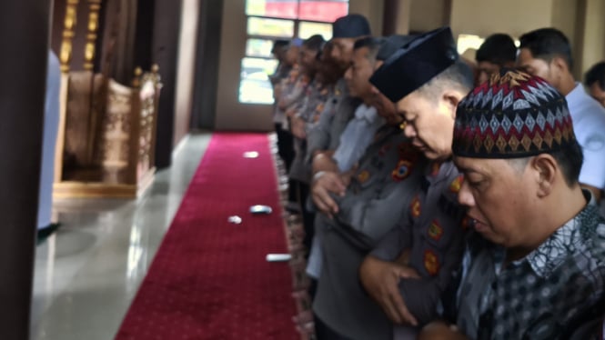 Polres Jeneponto Gelar Salat Ghaib Terkait Tewasnya 3 Anggota Polri