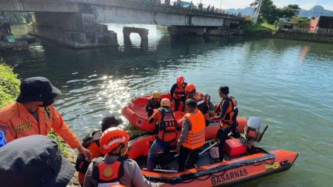 Tim SAR Mengevakuasi Korban Tenggalam di Sungai Kalibone