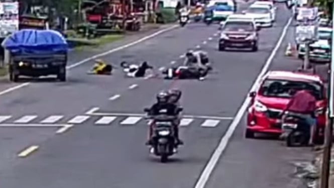 Pejalan Kaki Seruduk Pemotor