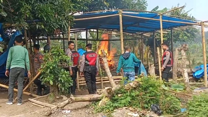 Petugas gabungan bakar Bangunan Arena Sabung Ayam
