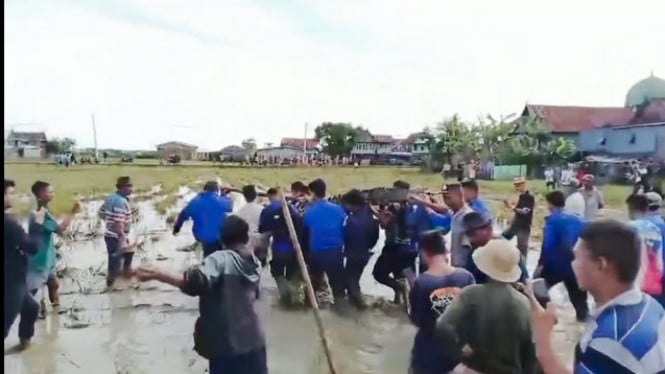 Warga dan Damkar Pangkep Evakuasi Buaya raksasa