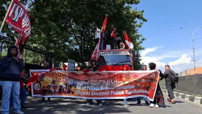 Demo Buruh Makassar Warnai May Day