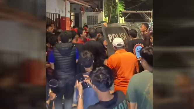 Saat Ketua RT Setempat Dipukul pelaku Dari Atas Mobil Polisi
