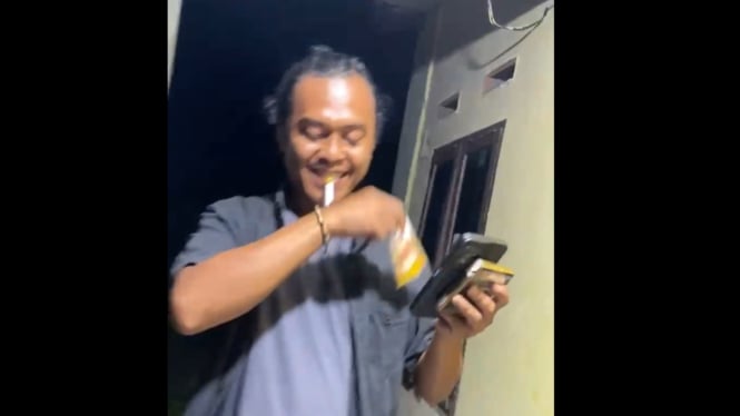 Screenshoot Pria bernisial MA alias A (35) Direkam oleh Warga