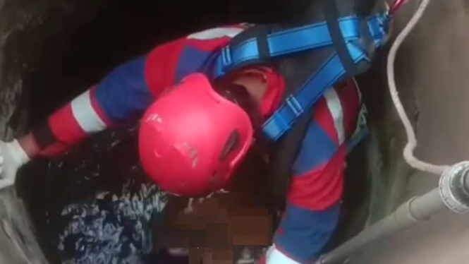 Petugas Rescue Damkar Gowa Mengevakuasi Korban